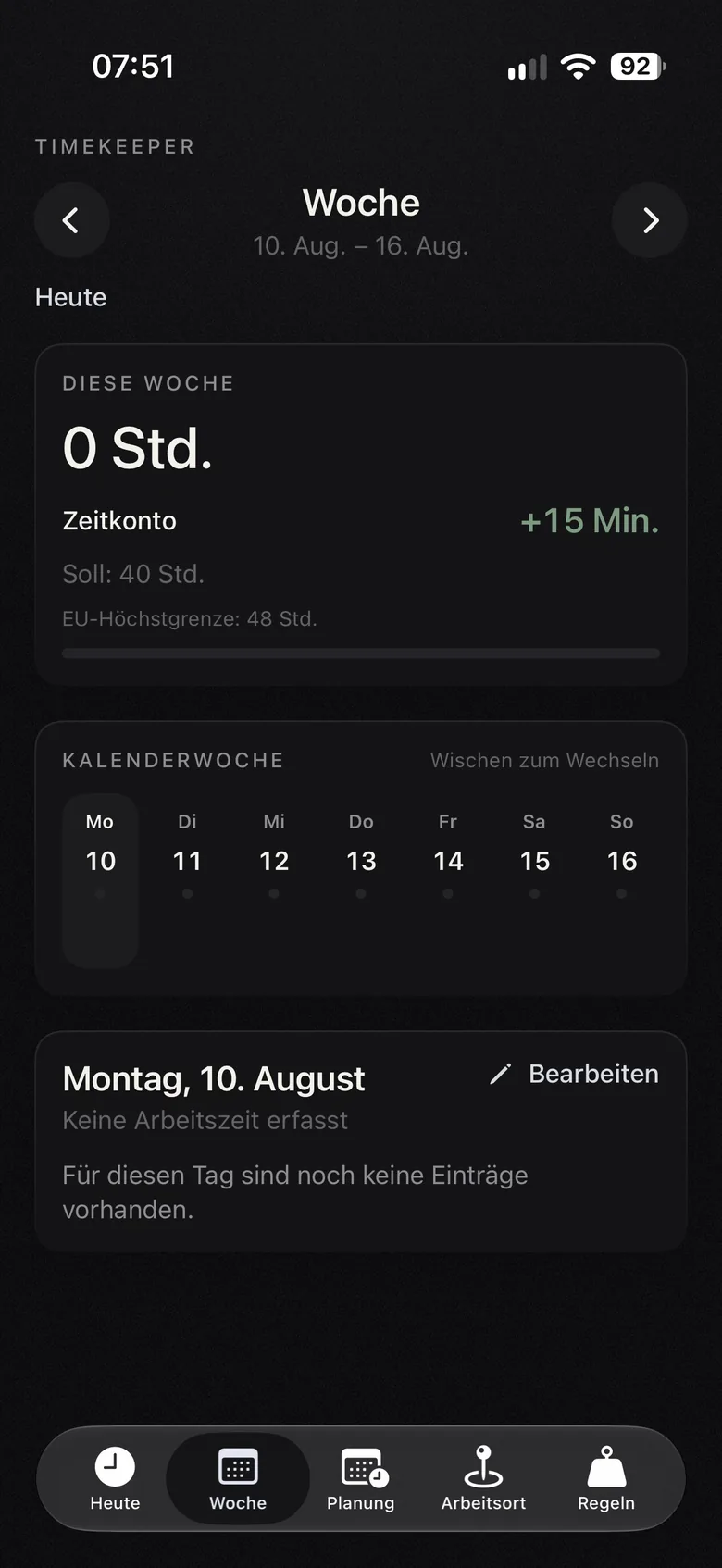 Timekeeper-App: Wochenübersicht der Arbeitszeiten im Dunkelmodus